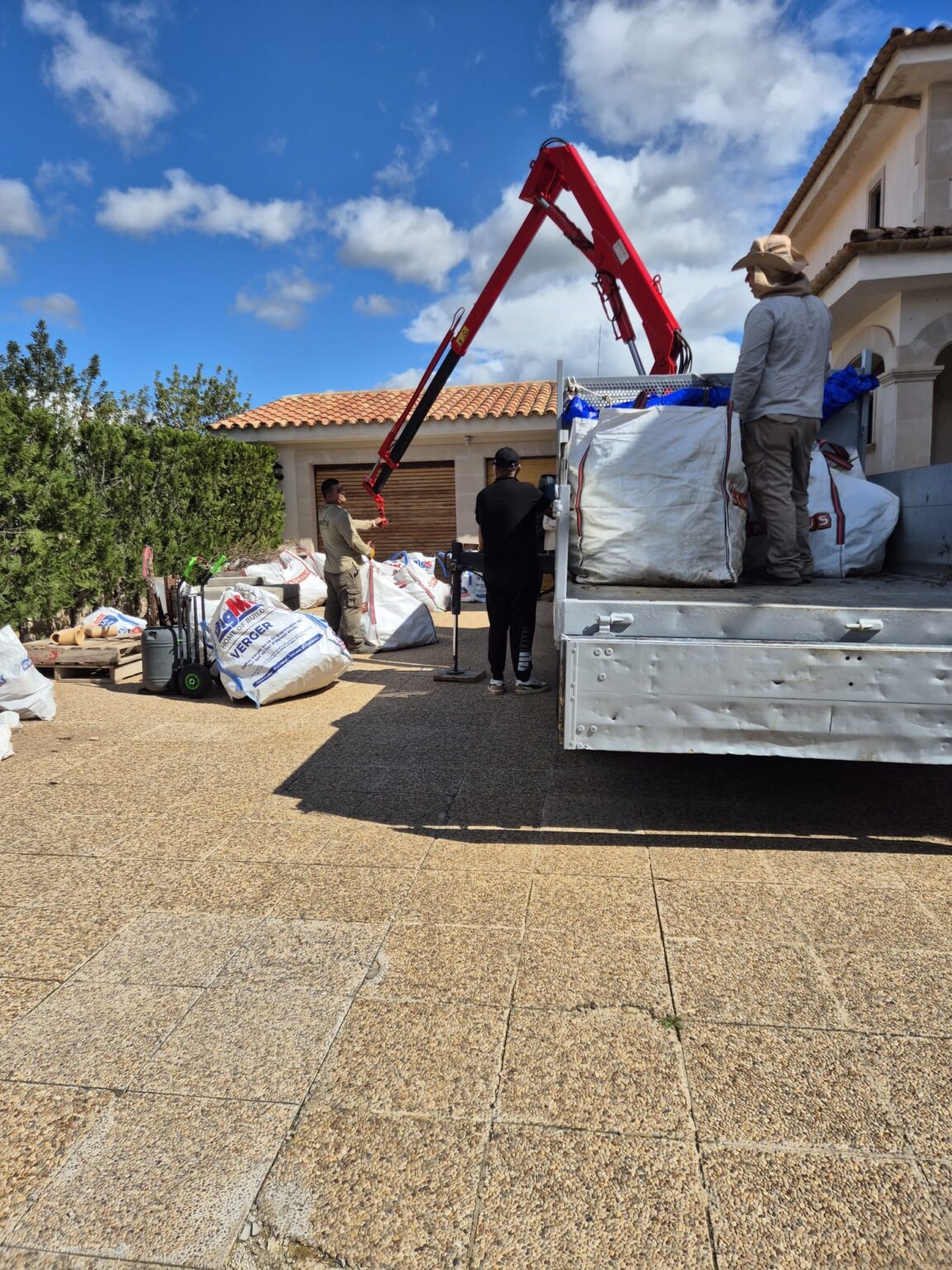 Limpieza y eliminación de malas hierbas en un jardín residencial bajo mantenimiento periódico