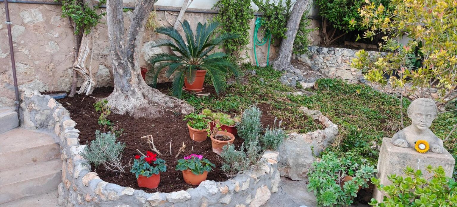 Jardineros profesionales de Tonisgardens dejando la vivienda limpia tras el mantenimiento del jardín